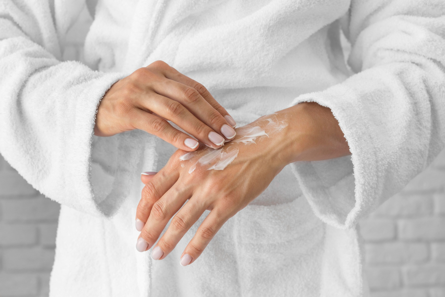 Как увлажнить и защитить сухую кожу рук: эффективные средства и советы